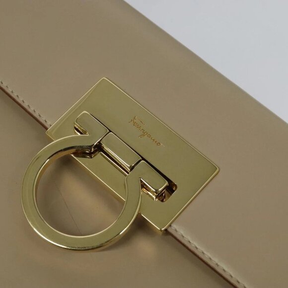 Salvatore Ferragamo Gancini Hand Bag Leather 2way Beige Gold Auth 125026 - Picture 4 of 16